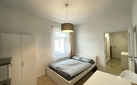 Wash Apartment On Metro Prague 1